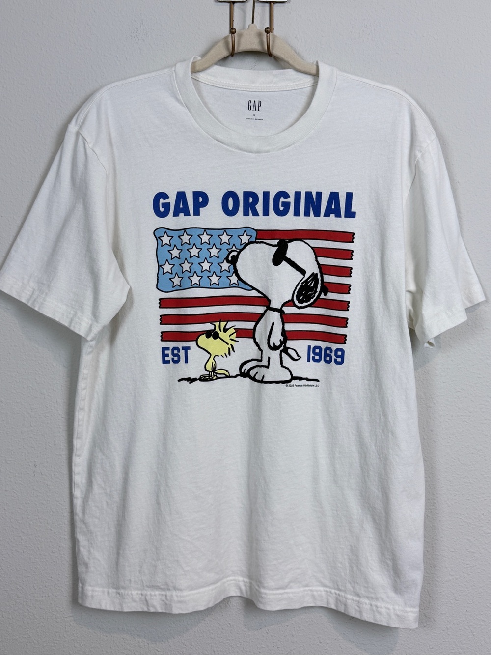 GAP White Short Sleeve Tee with Snoopy & Woodstock Flag Graphic M